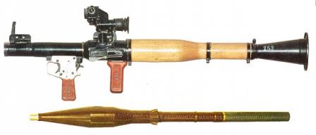 Противотанковый гранатомет РПГ-7В с установленным оптическим прицелом ПГО-7. Рядом показана граната ПГ-7ВМ, готовая к заряжаниюв гранатомет (с присоединенным пусковым зарядом).