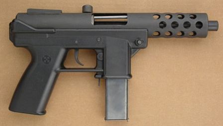 Штурмовой пистолет Interdynamic KG-9 с затвором в заднем (взведенном) положении и магазином на 20 патронов