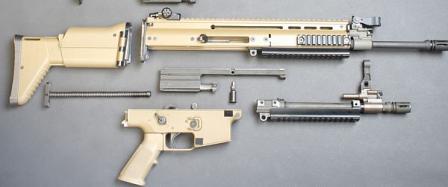  Неполная разборка винтовки FN SCAR-L / Mk.16.Рядом показан быстросъемный укороченный ствол