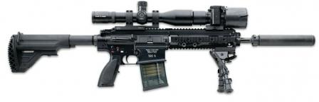 Серийная автоматическая винтовка Heckler-Koch HK417, вариант со стволом длиной 30 см и дополнительным оборудованием (оптический прицел с ИК-насадкой, сошки, глушитель)