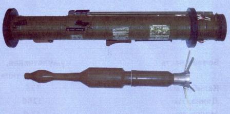 Реактивная противотанковая граната РПГ-28: сверху пусковая труба-контейнер, снизу граната в положении после выстрела.