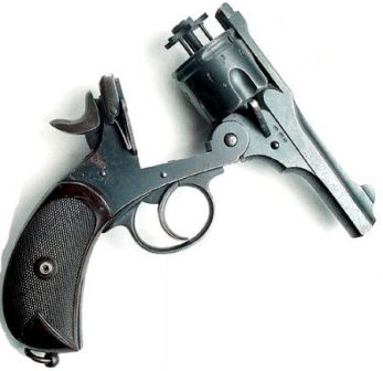 Webley .455 caliber MK. IV (Mark 4, 1899), рамка раскрыта, виден выдвинутый экстрактор