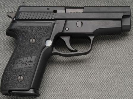 Пистолет SIG-Sauer P229, вид справа.