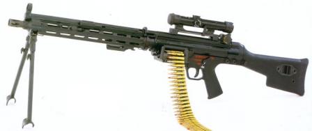 5,56x45 mm HK 23E machine gun with loose belt and optional telescope sight.