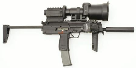 Пистолет-пулемет Heckler - Koch HK MP7A1 с удлиненным магазином на 40 патронов, ночным прицелом и глушителем.