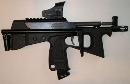 Пистолет-пулемет ПП-2000 современного выпуска (2006 год), со складным прикладом и коллиматорным прицелом; вид справа, приклад сложен.
